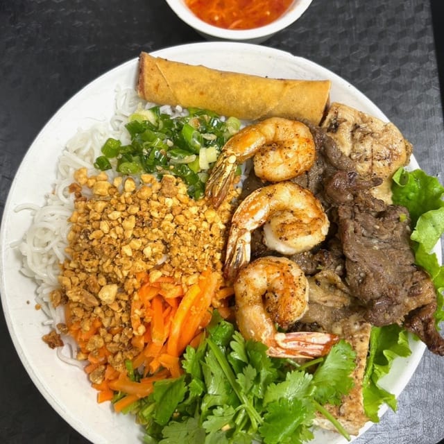 V6. Combination Vermicelli Bowl.