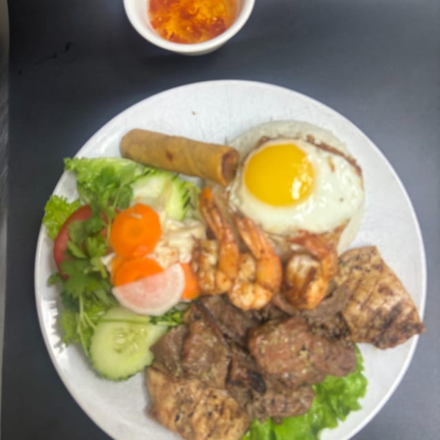 R12. Signature Steam Rice (w/ pork, chicken, beef, shrimp, eggroll, & fried egg).