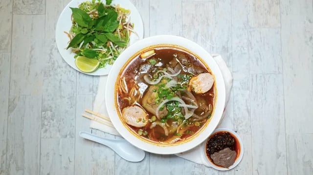 Sp5. Spicy Beef Noodle Soup (Bun Bo Hue).